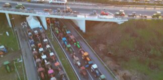 Λάρισα: Παραμένουν στο μπλόκο της Νίκαιας οι αγρότες – Κλειστή η εθνική οδός Αθηνών – Θεσσαλονίκης