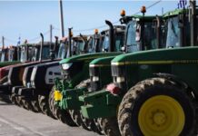 Στα μπλόκα οι αγρότες του Ε65 με αντίξοες καιρικές συνθήκες