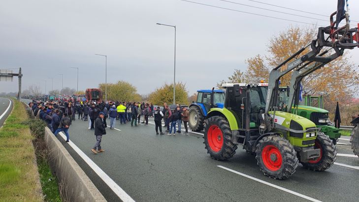 Αγροτικό μπλόκο στον κόμβο Νησελίου 2 β