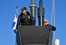 Ο Ν. Δένδιας παρακολούθησε βολή νέου τύπου τορπίλης από το υποβρύχιο «Πιπίνος»