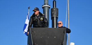 Ο Ν. Δένδιας παρακολούθησε βολή νέου τύπου τορπίλης από το υποβρύχιο «Πιπίνος»