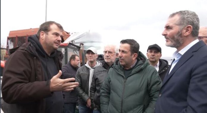 Στα αγροτικά μπλόκα της Ημαθίας (Κουλούρας – Κόμβο Νησελίου) βουλευτές του ΠΑΣΟΚ