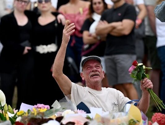 Σε πένθος έχει βυθιστεί η Αυστραλία μετά την αντισημιτική επίθεση στην παραλία Μπόνταϊ Τρομοκράτες δολοφόνησαν Αυστραλοεβραίους φωτο ΑΠΕ