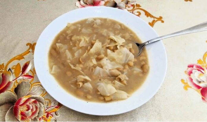 Φασόλια ασπρογιάχνι με λάχανο