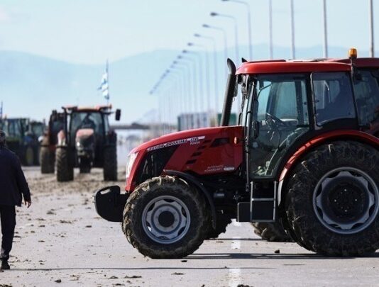 Συνεχίζουν τις κινητοποιήσεις τους οι αγρότες – Ανοίγουν τα διόδια αγροτικό μπλόκο φωτο ΑΠΕ