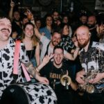 Εσείς σε τι γλώσσα τραγουδάτε; – Γράφει ο Γιάννης Καφάτος