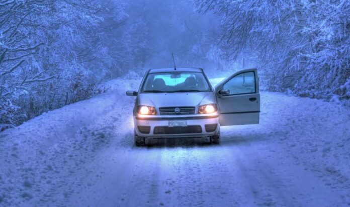 αυτοκίνητο σε χιόνια