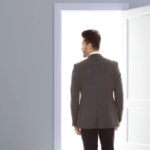 Όταν οι Ευκαιρίες Χτυπούν την Πόρτα, αλλά Εμείς Δεν Ανοίγουμε – Γράφει ο ψυχολόγος Γιάννης Ξηντάρας