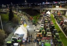Συνεχίζεται το κλείσιμο δρόμων από τους γεωργούς – Κλειστή η εθνική οδός Αθηνών – Θεσσαλονίκης – Πολύωροι αποκλεισμοί σε τελωνεία