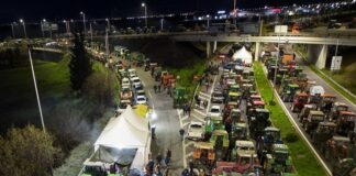 Συνεχίζεται το κλείσιμο δρόμων από τους γεωργούς – Κλειστή η εθνική οδός Αθηνών – Θεσσαλονίκης – Πολύωροι αποκλεισμοί σε τελωνεία