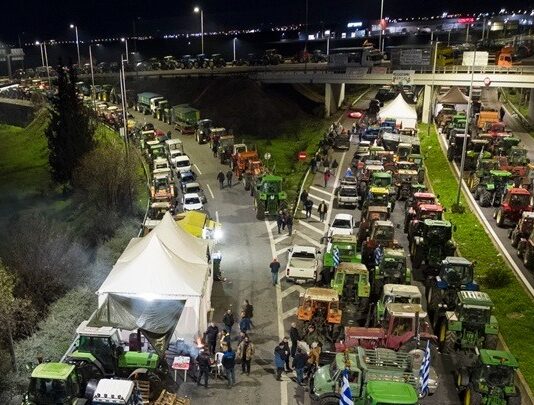 Συνεχίζεται το κλείσιμο δρόμων από τους γεωργούς – Κλειστή η εθνική οδός Αθηνών – Θεσσαλονίκης – Πολύωροι αποκλεισμοί σε τελωνεία μπλόκο αγροτών φωτο ΑΠΕ