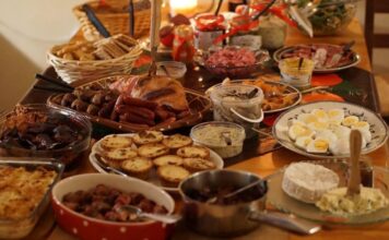 ΕΦΕΤ: Συμβουλές για ασφαλή κατανάλωση τροφίμων κατά την εορταστική περίοδο των Χριστουγέννων τρόφιμα σε τραπέζι