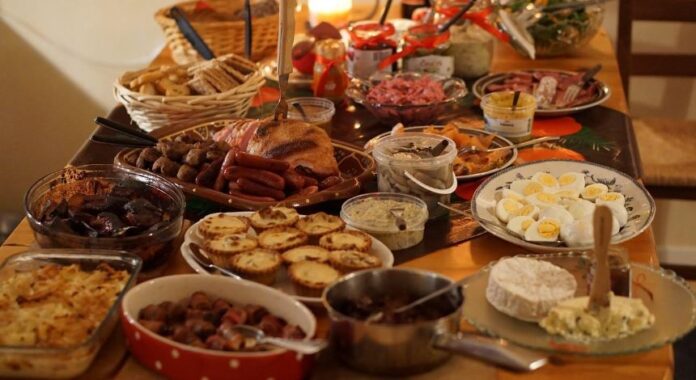 τρόφιμα σε τραπέζι