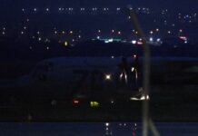 Θεσσαλονίκη: Έφτασε πριν από λίγο στο αεροδρόμιο «Μακεδονία» το C-130 με τις 7 σορούς των οπαδών του ΠΑΟΚ