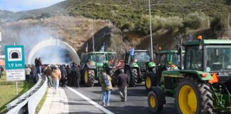 Λάρισα: Παραμένουν οι αγρότες στις σήραγγες των Τεμπών