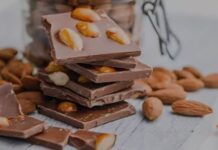 Σοκολάτες αμυγδάλου σπιτικές – Νοστιμιά στο κόκκινο…