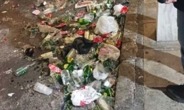 σκουπίδια+από+πάρτι+Πρωτοχρονιάς+1