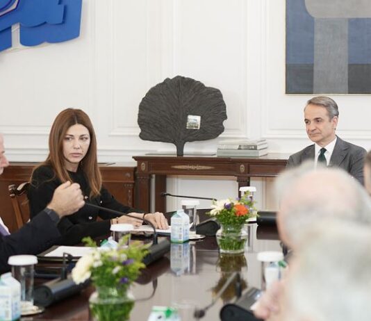 Ξεκινά ο εθνικός διάλογος για το νέο Εθνικό Απολυτήριο-Κυρ. Μητσοτάκης: Στόχος να ανταποκρίνεται το Λύκειο στις τεχνολογικές και επαγγελματικές προκλήσεις Συνεδρίαση για εθνικό απολυτήριο φωτο ΑΠΕ ΓΤΠ Δ. ΠΑΠΑΜΗΤΣΟΣ