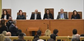 Ξεκίνησε η δίκη για το δυστύχημα των Τεμπών – Στο εδώλιο 36 άτομα