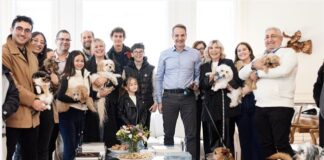 Συνάντηση Κυρ. Μητσοτάκη με Έλληνες που επαναπατρίστηκαν από τη Μέση Ανατολή μαζί με τα ζώα συντροφιάς τους