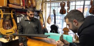 ΕΙΔΗΣΕΙΣ ΣΕ ΒΙΝΤΕΟ: Δεξιοτεχνία, υπομονή και μεράκι, στα εργαστήρια κατασκευής παραδοσιακών οργάνων