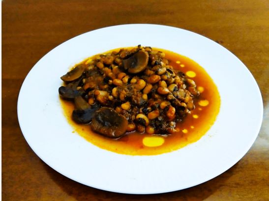 Μαυρομάτικα φασόλια γιαχνί με μάραθο και μανιτάρια 2