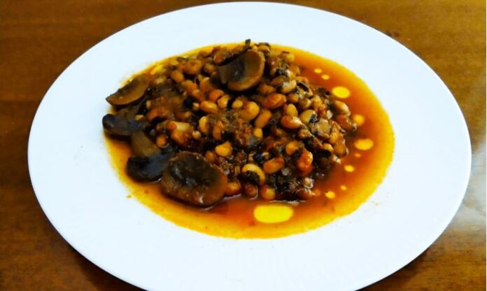 Μαυρομάτικα φασόλια γιαχνί με μάραθο και μανιτάρια