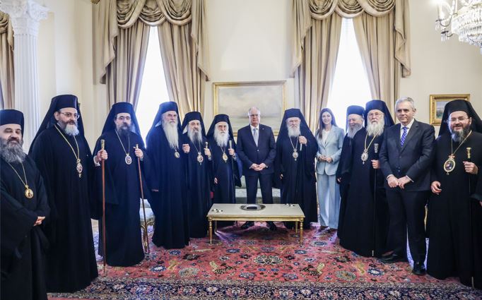 ΠτΔ με Αρχιερείς - φωτο ΑΠΕ - Προεδρία της Δημοκρατίας - Θ. ΜΑΝΩΛΟΠΟΥΛΟΣ