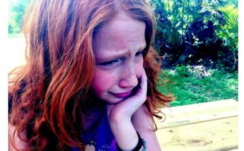 Όταν ένα παιδί κρύβει τη θλίψη του: Πώς μπορούν οι γονείς να πλησιάσουν την κρυφή κατάθλιψη. – Γράφει ο ψυχολόγος Γιάννης Ξηντάρας παιδί θλιμμένο