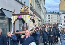 Μια ελληνική κοινότητα κρατά ζωντανή την παράδοση του Πάσχα στη Νορβηγία – Από περιφορά Επιταφίου, μέχρι μαγειρίτσα και σούβλισμα αρνιών