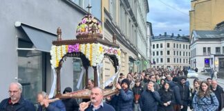 Μια ελληνική κοινότητα κρατά ζωντανή την παράδοση του Πάσχα στη Νορβηγία – Από περιφορά Επιταφίου, μέχρι μαγειρίτσα και σούβλισμα αρνιών