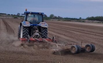 Προετοιμασία σποράς τρακτέρ