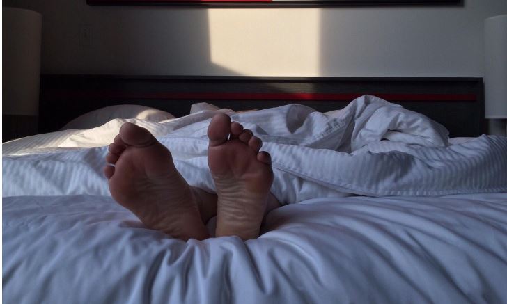 «Σύνδρομο Ανήσυχων Ποδιών»: Συχνό, υποδιαγνωσμένο και στενά συνδεδεμένο με τον ύπνο – Ο ρόλος της άσκησης στη διαχείριση των συμπτωμάτων
