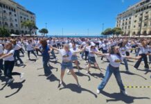 Στη Θεσσαλονίκη το ρεκόρ Γκίνες για τη μεγαλύτερη ταυτόχρονη χορογραφία ζεϊμπέικου, με 830 ανθρώπους να χορεύουν για καλό σκοπό φωτο στελνω 3 αυτη που χορευουν