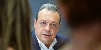 Σ. Φάμελλος: Ο άνθρωπος που προήδρευε για να εξαφανίσει το κόμμα του – Γράφει ο Νίκος Γ. Σακελλαρόπουλος