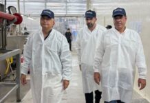 Βέροια: Κονσερβοποιία που απασχολεί πρόσφυγες από γειτονικές δομές επισκέφθηκε ο υπουργός Μετανάστευσης και Ασύλου Θ. Πλεύρης