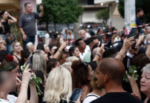 Δεν ζω αν δεν κάνω post – Η κηδεία Μαζωνάκη και τα κινητά τηλέφωνα – Γράφει ο Γιάννης Καφάτος