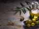 Επιστημονική Εταιρεία Εγκυκλοπαιδιστών Ελαιοκομίας: Να εντάξουμε το ελαιόλαδο και τις ελιές στην καθημερινή μας διατροφή tasty looking olives extra virgin olive oil olive leafs dark wooden background