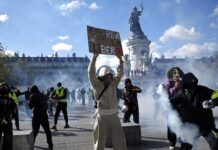 Γαλλία: Ένταση και χρήση δακρυγόνων πριν την έναρξη της διαδήλωσης στην Πλατεία Δημοκρατίας στο Παρίσι – Συγκρούσεις διαδηλωτών και αστυνομίας και σε άλλες πόλεις