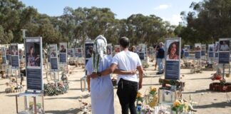Στο Ισραήλ, ενός λεπτού σιγή σε τοποθεσίες όπου επιτέθηκαν τρομοκράτες της Χαμάς κατά την 3η επέτειο