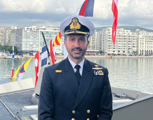 Κυβερνήτης της φρεγάτας «Κίμων»: Η υπεροχή στον σύγχρονο ναυτικό πόλεμο ανάγεται στο πλεονέκτημα του έγκαιρου εντοπισμού και του δραστικού πλήγματος Ο κυβερνήτης της φρεγάτας Κίμων αντιπλοίαρχος Ιωάννης Κιζάνης ΠΝ